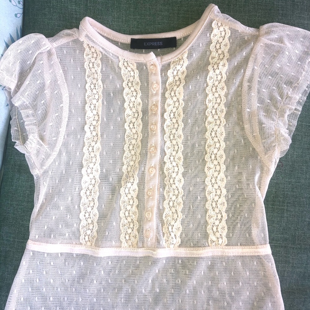 Beautiful lace top Intricate detail/lightweight!❤️